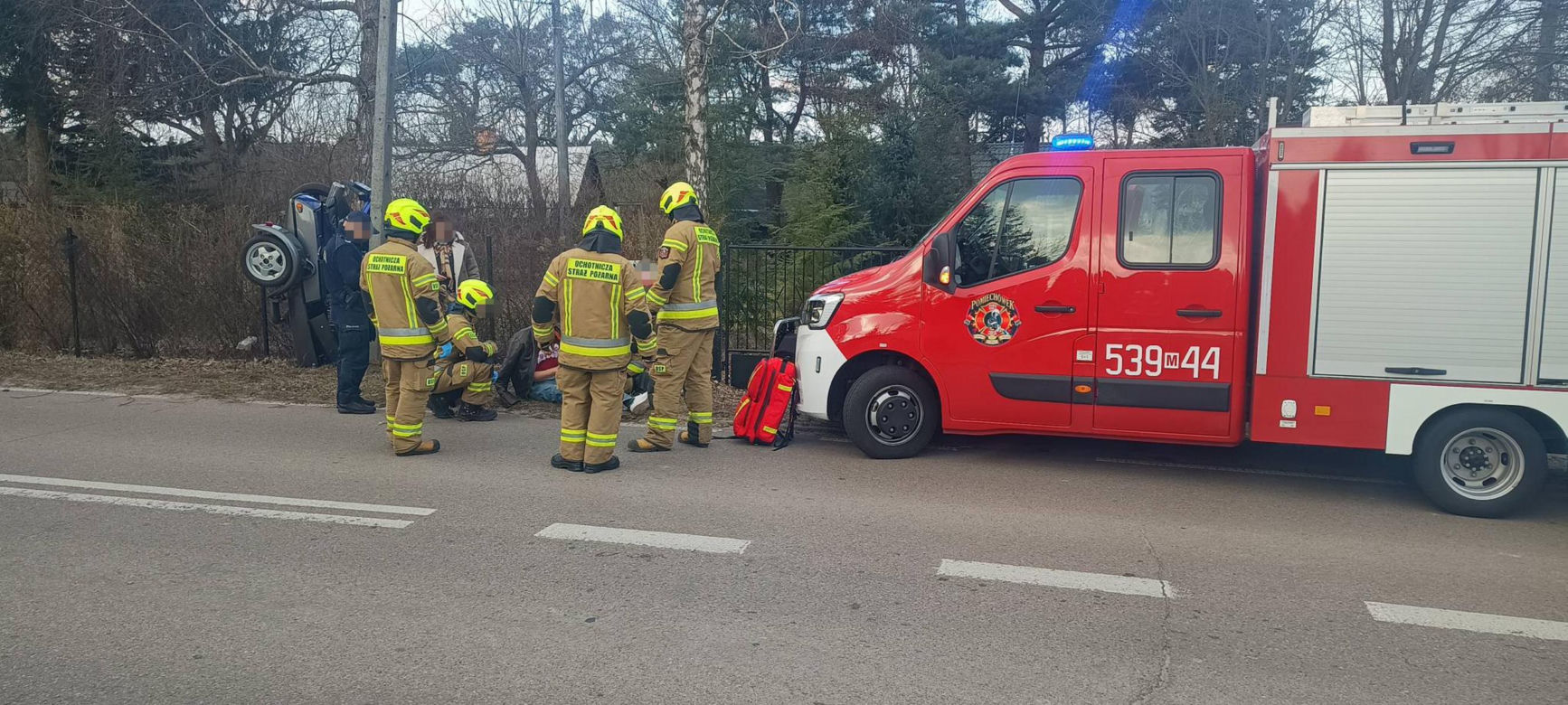 Jechali motocyklem z koszem. Uderzyli w betonowy słup. Pilna akcja służb
