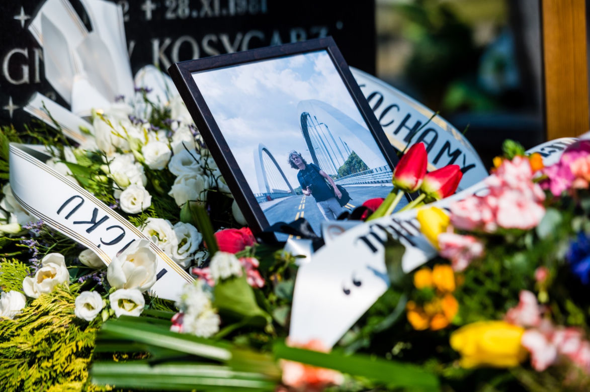 Tłumy na pogrzebie Macieja Kosycarza
