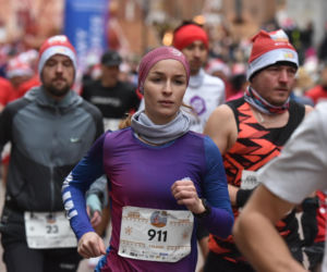 23. Festiwal Biegów Świętych Mikołajów w Toruniu. Zdjęcia ze starówki