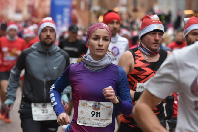 23. Festiwal Biegów Świętych Mikołajów w Toruniu. Zdjęcia ze starówki