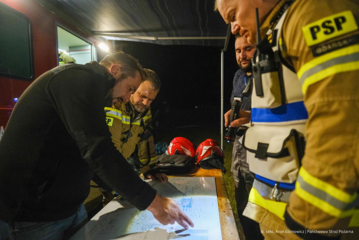  Kawle. Pożar zakładu przetwórstwa drobiowego. 120 strażaków walczy z żywiołem w czwartek, 14 sierpnia. Jeden z nich zaginął [ZDJĘCIA]