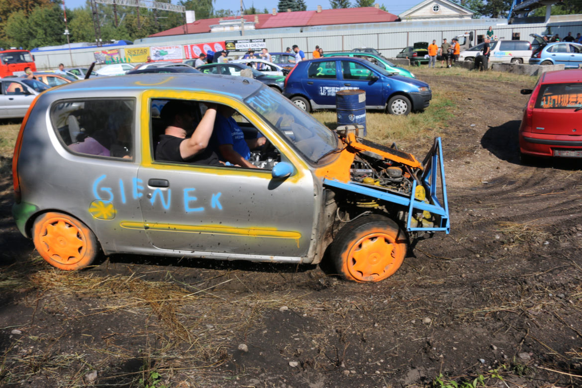 Charytatywny Wrak Race. Andrzej z Plutycz i Adam Kraśko zbierali pieniądze dla chorej Dominiki