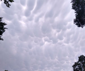 Dziwne chmury i żółte niebo nad Warszawą