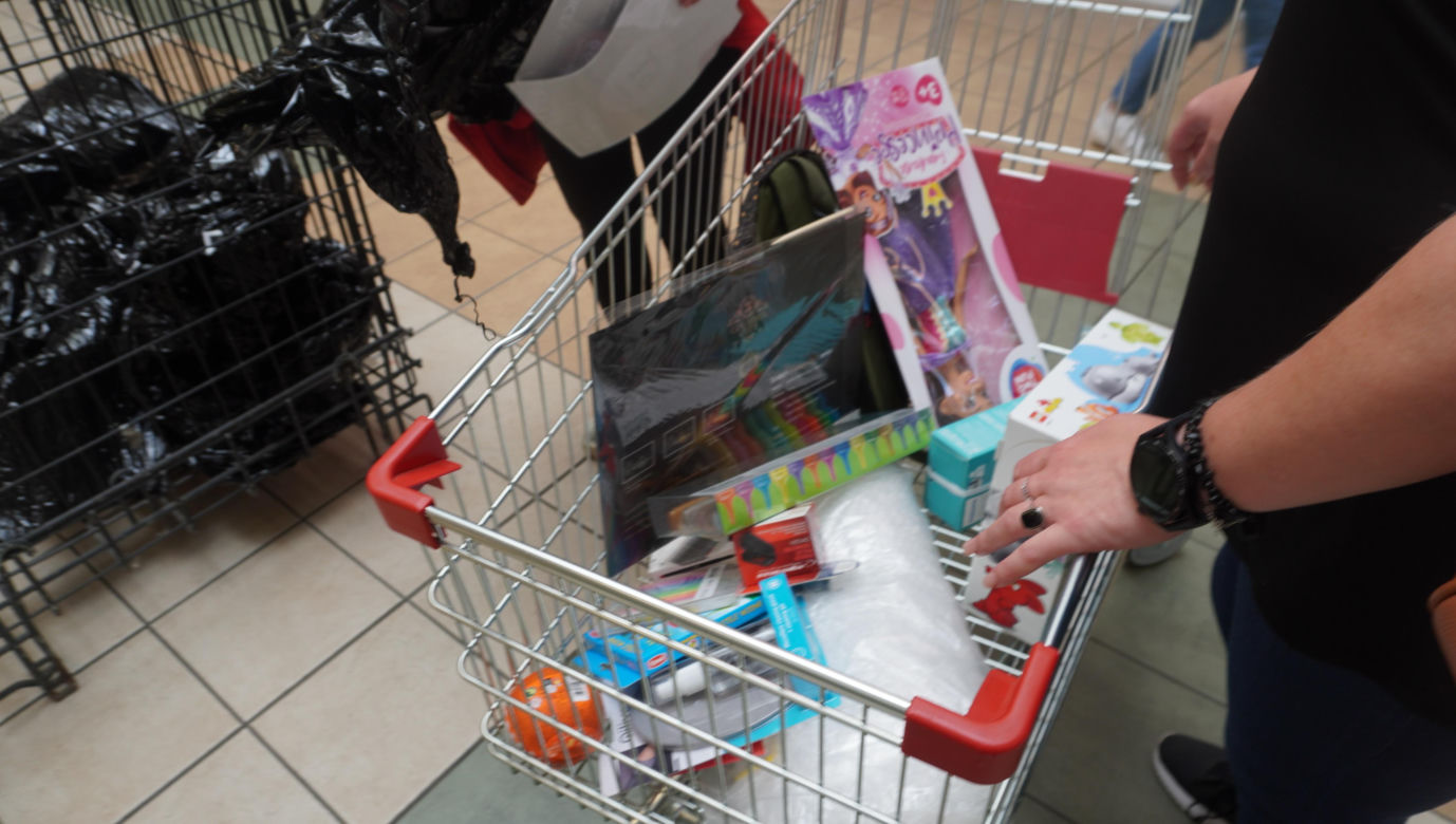 Tajemnicze wózki w Auchan w Olsztynie. Sprawdziliśmy, co było w środku. Zobacz zdjęcia!