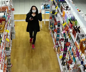 Kradzież doskonała? W taki sposób para z Gliwic wyniosła z drogerii cenne kosmetyki. Nagranie szokuje [WIDEO]