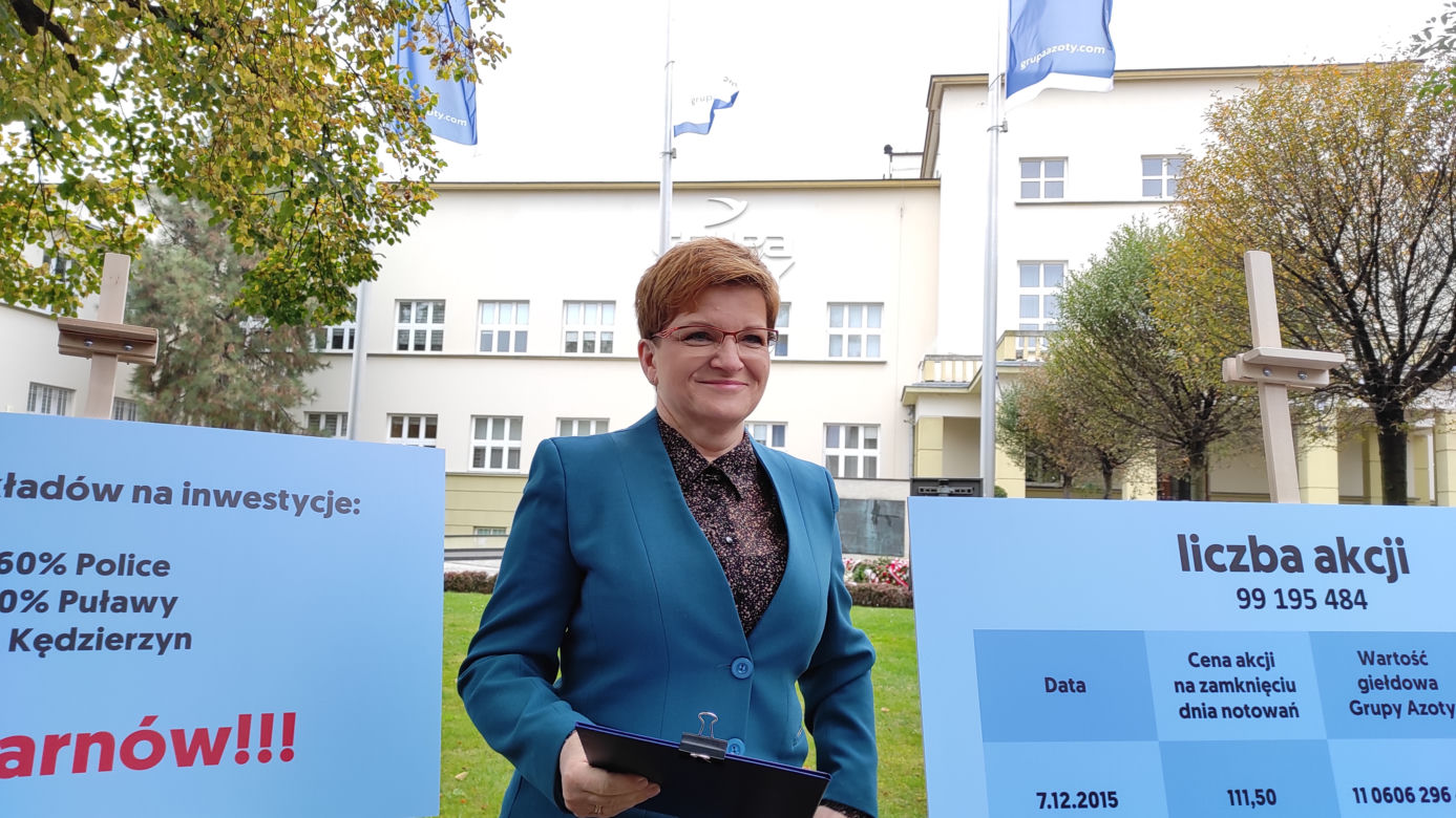 Urszula Augustyn podczas konferencji prasowej przed siedzibą Grupy Azoty w Tarnowie