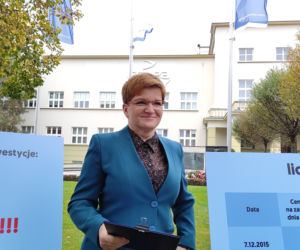 Urszula Augustyn podczas konferencji prasowej przed siedzibą Grupy Azoty w Tarnowie