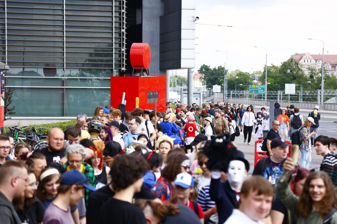 Pyrkon 2023. GIGANTYCZNA kolejka do wejścia! To rekordowa liczba uczestników! [ZDJĘCIA]