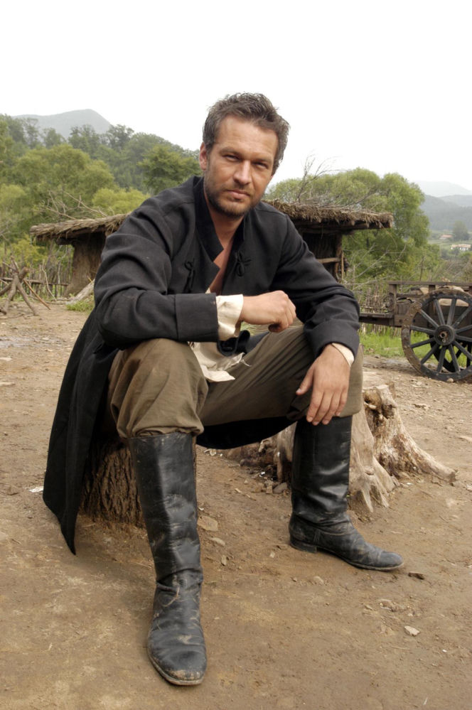 Michał Żebrowski od lat wciela się w Falkowicza w "Na dobre i na złe". Już na początku kariery aktorskiej był bożyszczem kobiet [GALERIA]