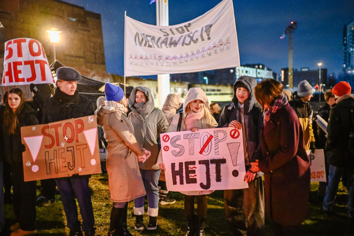 Gdańsk. "Rocznica śmierci Pawła Adamowicza. Na pl. Solidarności zapłonęło Wielkie Serce [ZDJĘCIA]. 