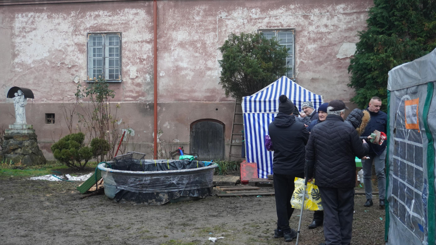 Benedyktynki sprzedają ekologiczne karpie w XIII-wiecznym klasztorze w Staniątkach. To już wielowiekowa tradycja 