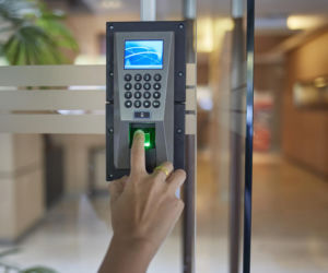 Systemy kontroli dostępu – czym różni się standardowa od zaporowej?