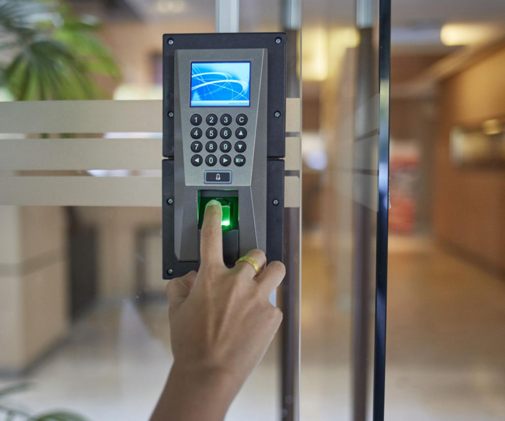 Systemy kontroli dostępu – czym różni się standardowa od zaporowej?