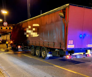 Ciężarówka nie zmieściła się pod wiaduktem