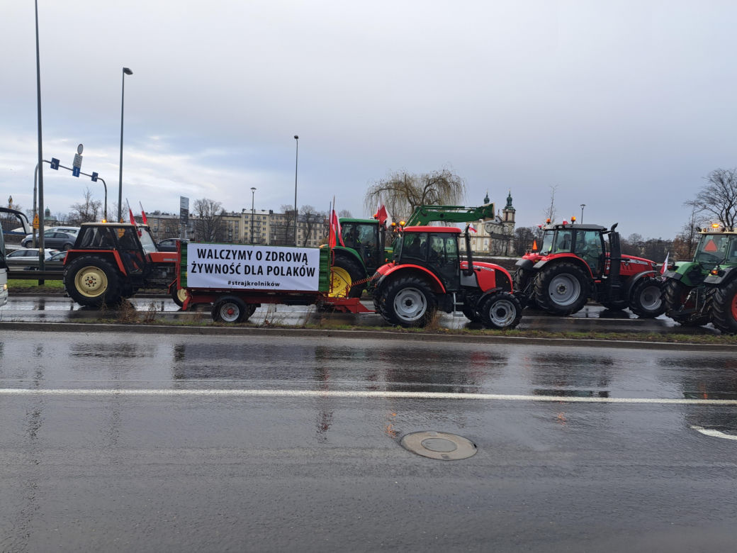 Strajk rolników w Krakowie. Kolumna liczyła ponad 400 maszyn