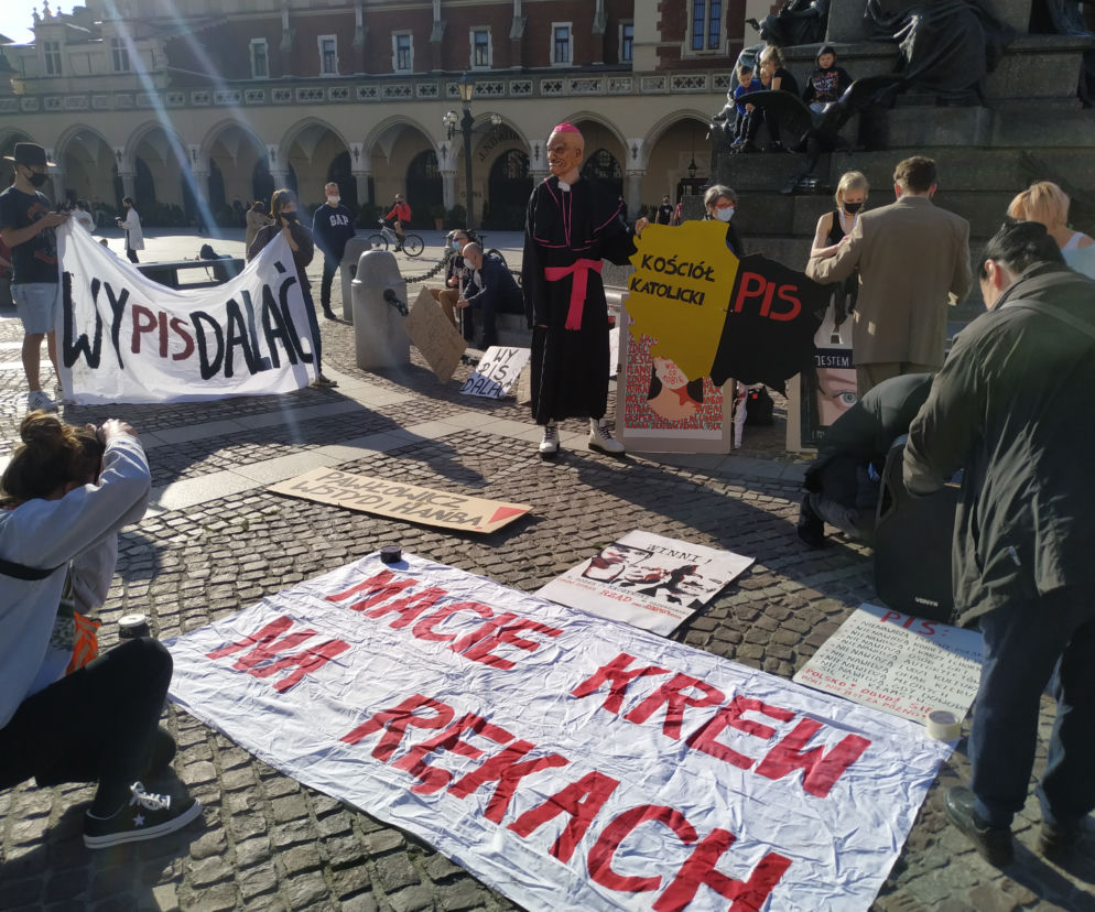 Protest przeciwko rządom PiS na Rynku Głównym w rocznicę Katastrofy Smoleńskiej