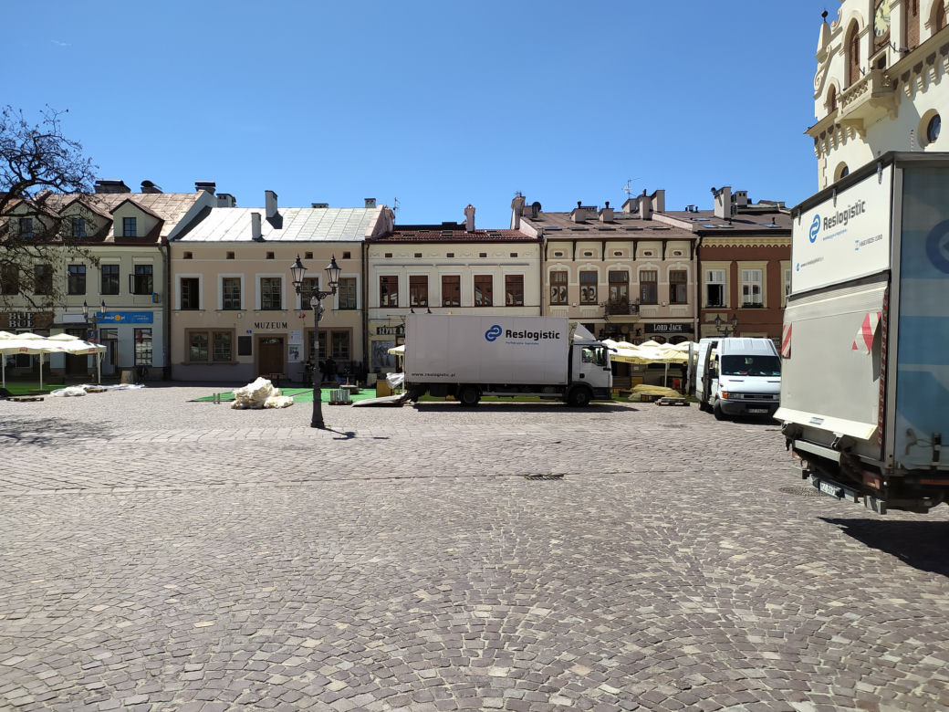 Na Rynku trwa rozkładanie ogródków piwnych! Mają być otwarte od soboty