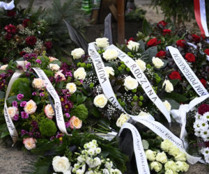 Wieńce na pogrzebie Edwarda Linde-Lubaszenki. Żałobnicy pożegnali artystę pięknymi kwiatami