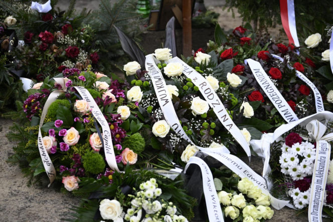 Wieńce na pogrzebie Edwarda Linde-Lubaszenki. Żałobnicy pożegnali artystę pięknymi kwiatami