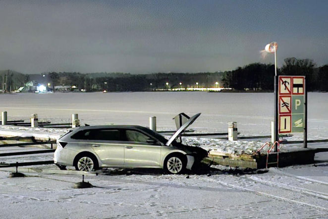 Pijany kierowca w Iławie. Wjechał na zamarznięte jezioro i uderzył w pomost