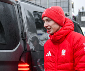 Szalona podróż Kacpra Tomasiaka na konkurs PŚ! Dotarł tuż przed zawodami