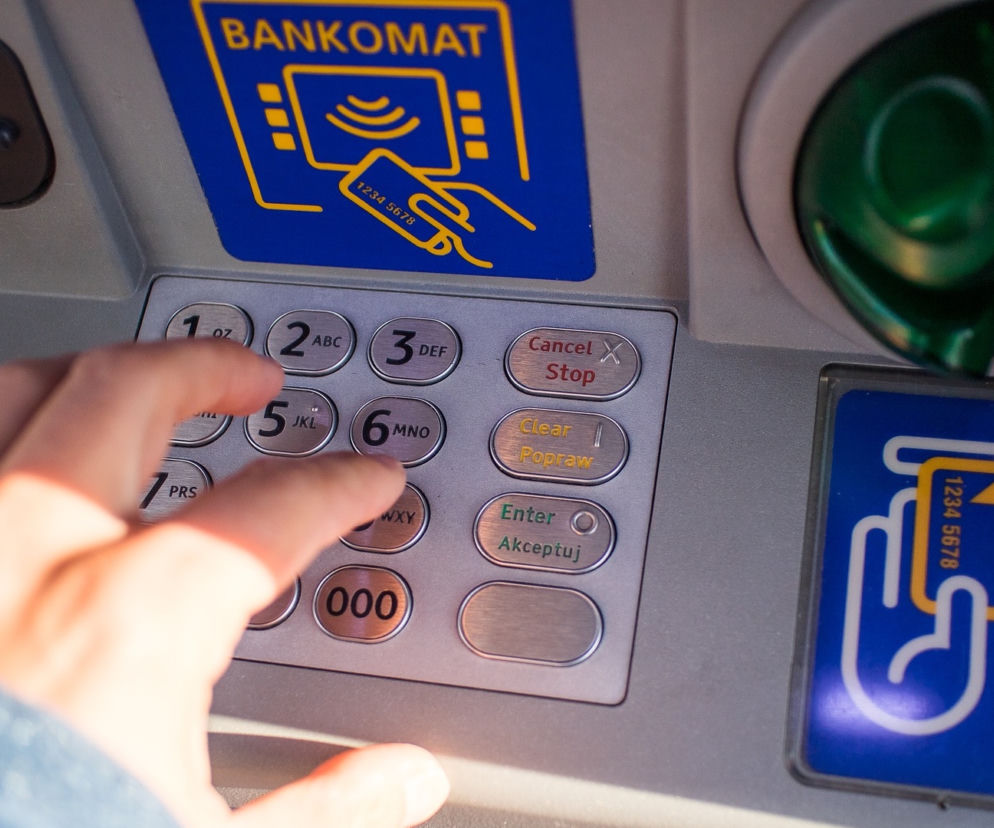 Lubelskie: Nakładki na bankomatach KRADŁY PIENIĄDZE! Ludzie tracili TYSIĄCE ZŁOTYCH