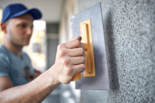 Tynki elewacyjne w systemach ETICS – jak dobrać tynk do ocieplenia budynku?