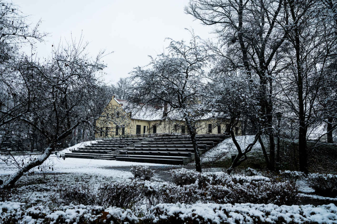 Skawiński park w zimowej otoczce