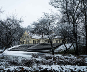 Skawiński park w zimowej otoczce