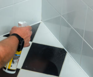 Jak poprawnie usunąć starą fugę i silikon oraz nałożyć nowy? Murator Remontuje