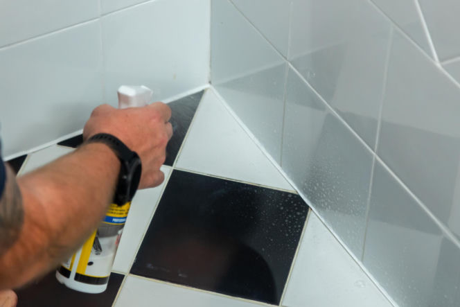 Jak poprawnie usunąć starą fugę i silikon oraz nałożyć nowy? Murator Remontuje