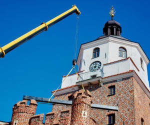 Montaż kraty bronnej w Bramie Krakowskiej