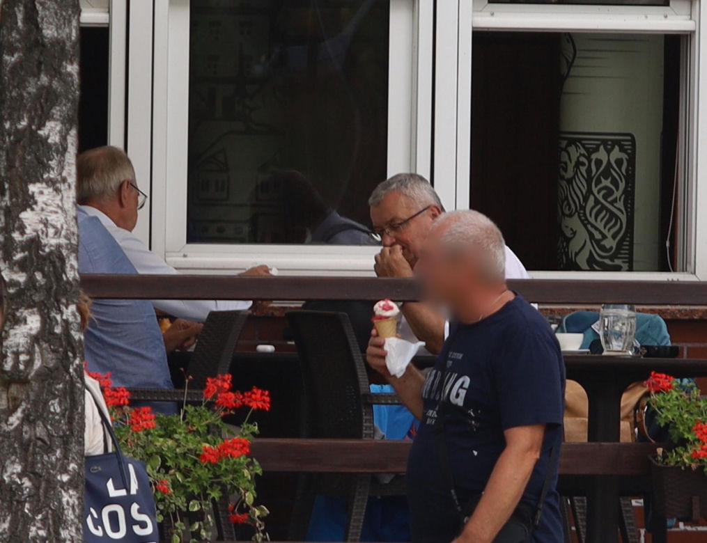 Minister Adamczyk podpisał umowę i poszedł na rybkę