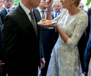 Prezydent Andrzej Duda je żonie z ręki. Czuły gest pierwszej damy.