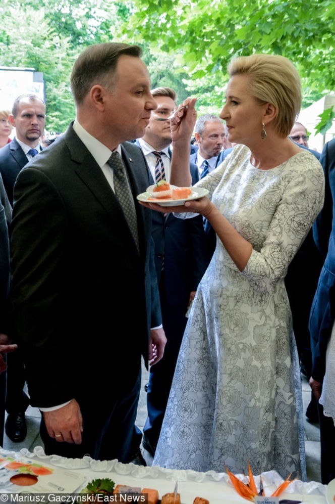 Prezydent Andrzej Duda je żonie z ręki. Czuły gest pierwszej damy.
