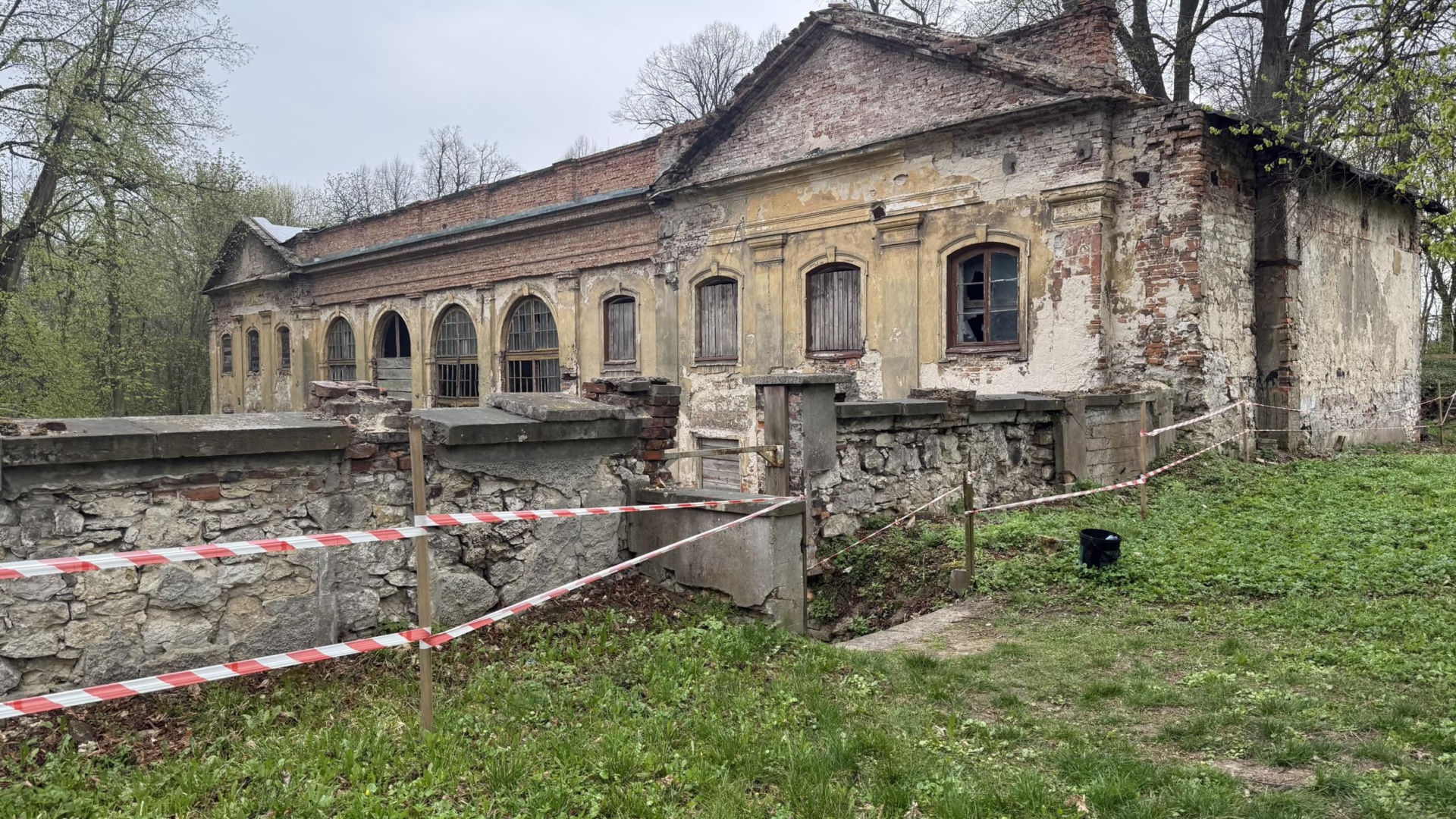 Pałac w Pilicy, wspaniała rezydencja która od dekad popada w ruinę