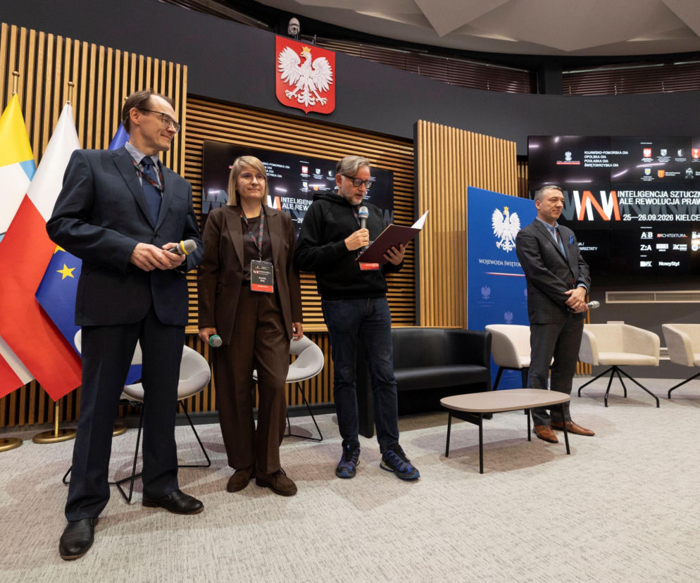Czworo prelegentów na konferencji o AI, o której przeczytasz na portalu Architektura. W tle ekran z nazwą wydarzenia.
