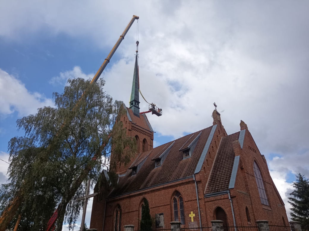 Iglica kościoła skrywała tajemnicę sprzed lat. Sensacyjne odkrycie w Juchowie