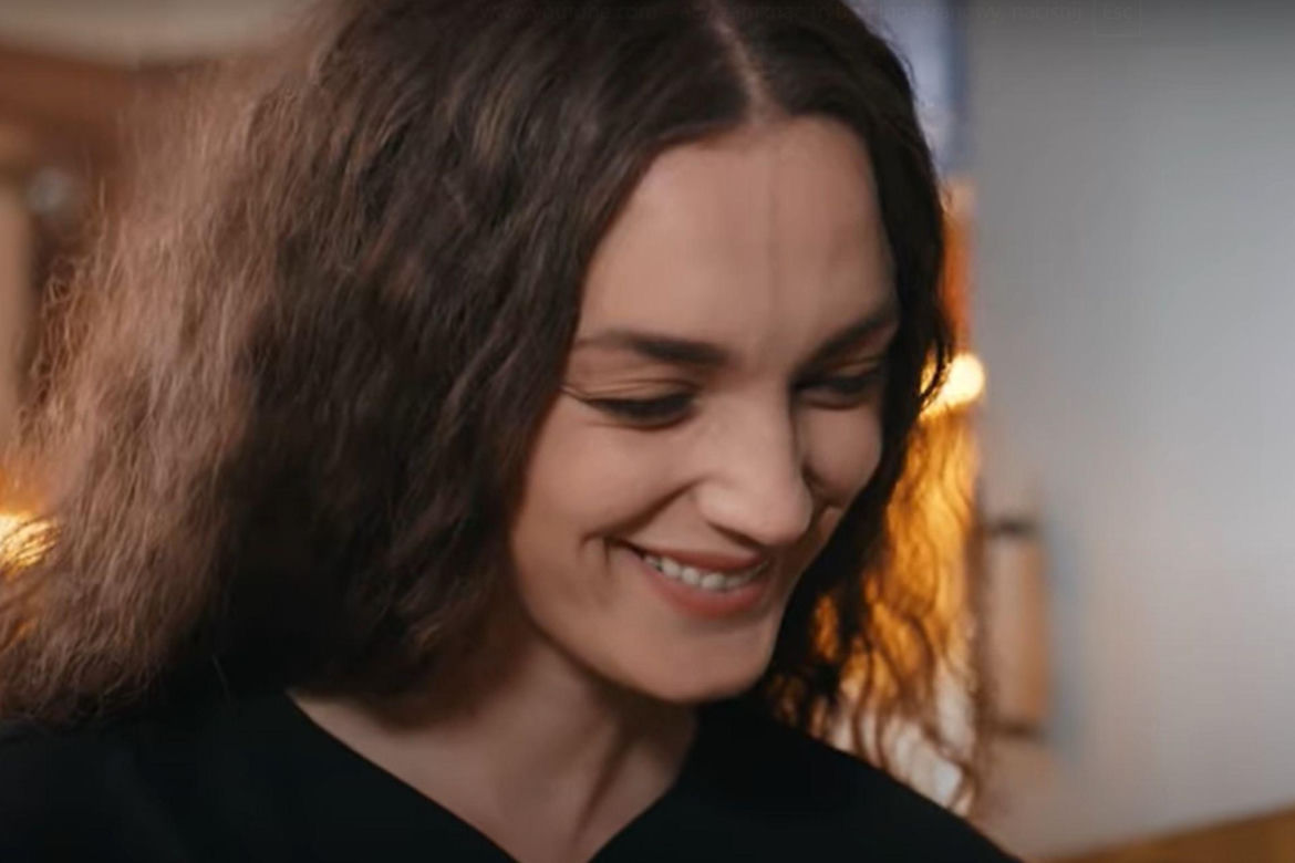 Chłopiec ze smakiem zje chleb, który przyniesie mu Nana 