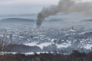 Potężny pożar hali w Skawinie. Z ogniem walczy ponad 100 strażaków 