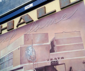 Mural nawiązujący do teatru lalek Pleciuga przy al. Wyzwolenia