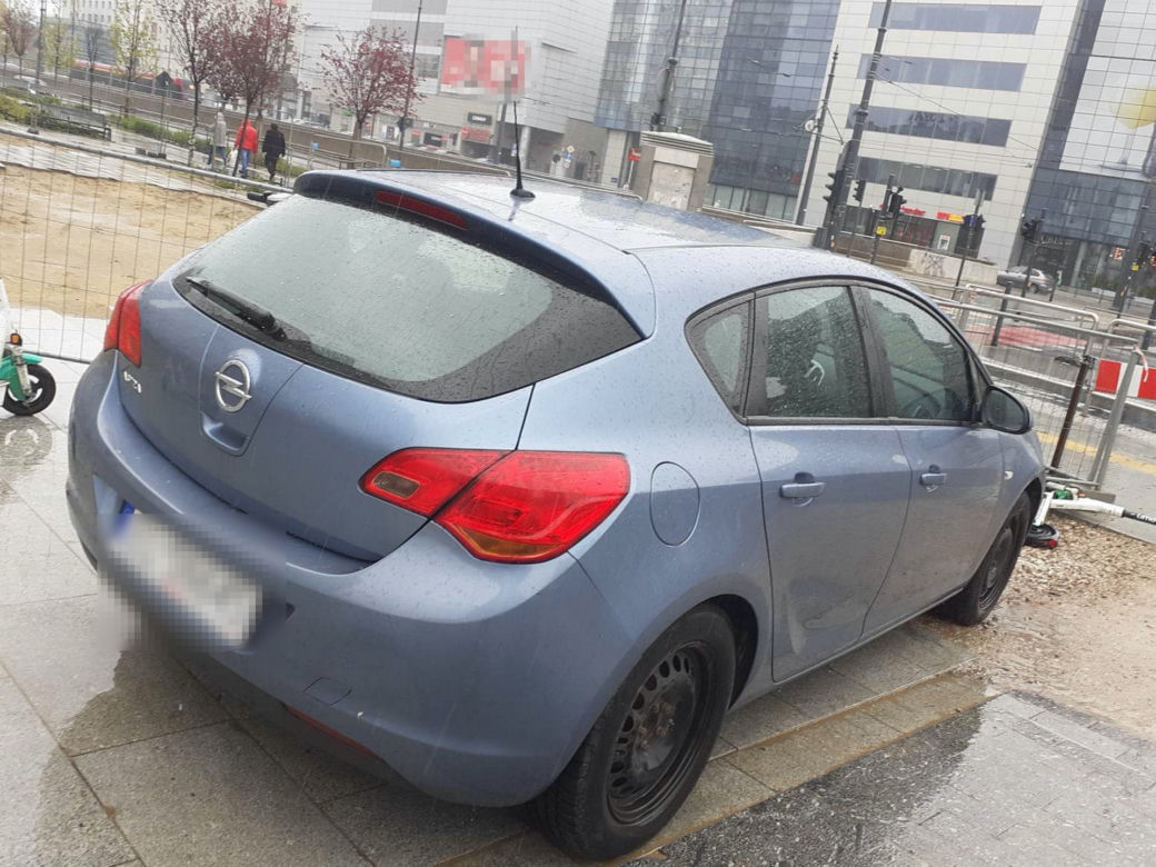 Auto bez kierowcy jechało prosto na przystanek w Łodzi! Świadkowie zdarzenia próbowali je zepchnąć [ZDJĘCIA].