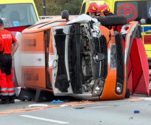 Dramat w centrum Warszawy. Świadkowie wyciągali go przez bagażnik. Kierowcę reanimowali na jezdni