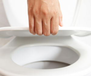 Blokada w publicznej toalecie? To nie pęcherz jest problemem. Triki, które natychmiast pomogą