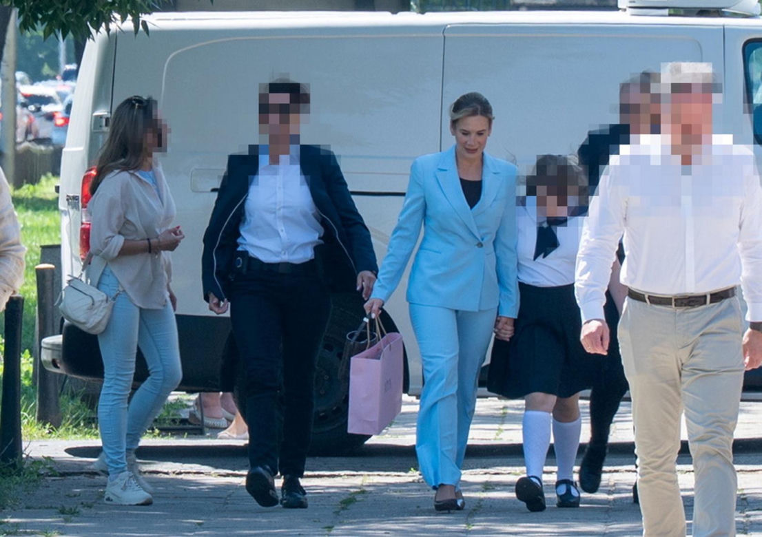 Marta Nawrocka z córką Kasią na zakończenie roku szkolnego