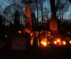 Tak wyglądają Powązki wieczorem. Zachwycające zdjęcia warszawskiej nekropolii