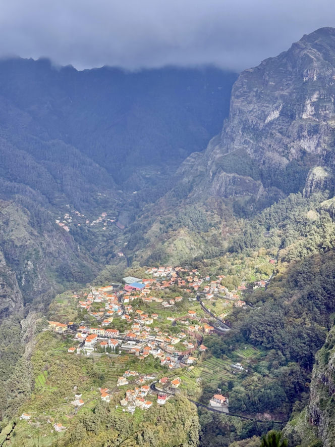 Widok na Dolinę Zakonnic - Curral das Freiras 