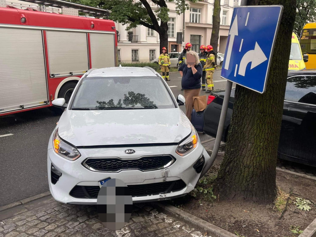 Dramat pod ambasadą. Uderzyła w autobus, potrąciła ojca. Oboje są w szpitalu
