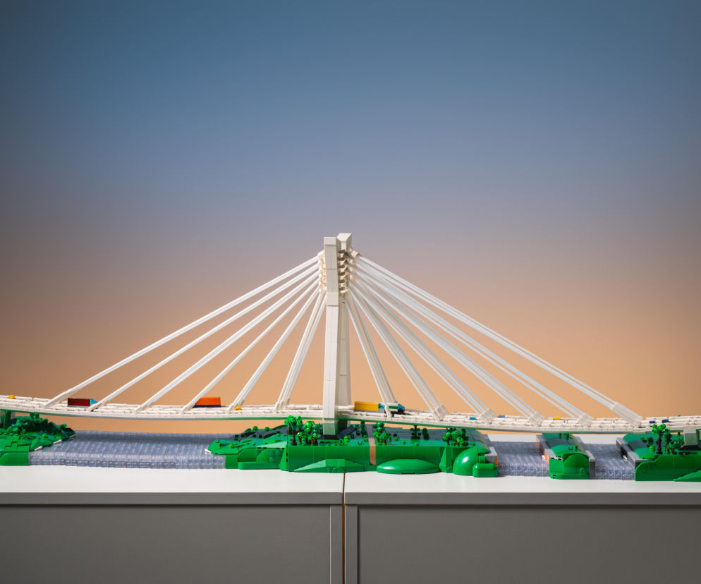 Makieta Mostu Rędzińskiego z klocków LEGO na białym blacie. O kulisach budowy modelu przeczytasz na Architektura.