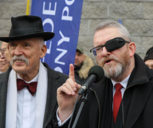 Europoseł Grzegorz Braun (C) na sali Sądu Rejonowego dla Warszawy-Pragi Południe